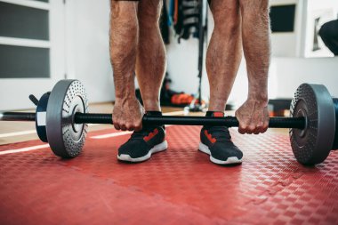 Yakışıklı ve pozitif kıdemli bir adam elektriksel kas stimülasyonu için egzersiz yapıyor..