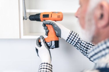 Mutfakta çalışan usta bir tamirci. Yenileme.