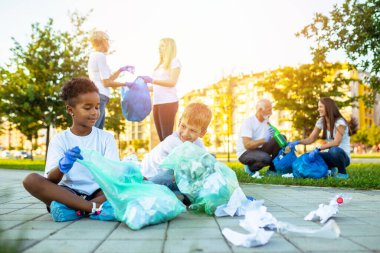 Çöp torbalarıyla dışarıdaki çöpleri temizleyen gönüllüler - ekoloji konsepti