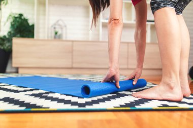 Azimli orta yaşlı kadın evde egzersiz yapıyor..