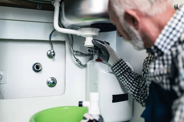 Senior Mann Klempner Arbeiten Mit Klempnerwerkzeugen Der Küche Renovierung — Stockfoto