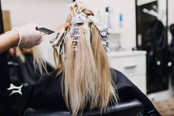 Penata Rambut Sedang Sekarat Rambut Perempuan Membuat Sorotan Rambut Untuk — Stok Foto