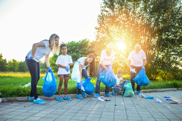 Sukarelawan Dengan Kantong Sampah Membersihkan Sampah Luar Ruangan Konsep Ekologi — Stok Foto