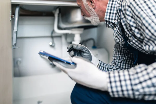 Tukang Ledeng Senior Bekerja Dengan Alat Ledeng Dapur Renovasi — Stok Foto