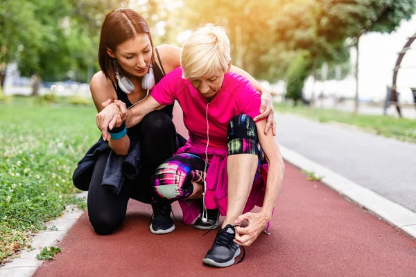 Putrinya Membantu Ibunya Yang Sakit Pergelangan Kaki Setelah Jogging — Stok Foto