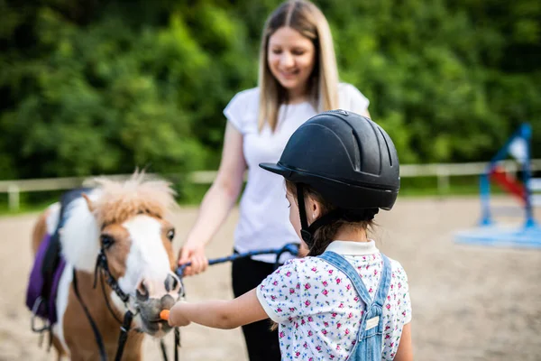 Roztomilé Holčička Její Starší Sestra Těší Pony Koni Venku Ranči — Stock fotografie