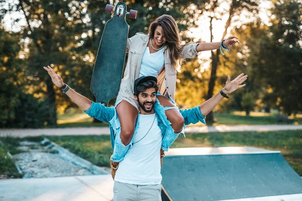 Schönes Junges Paar Genießt Die Natur Städtischen Skateboarding Park — Stockfoto