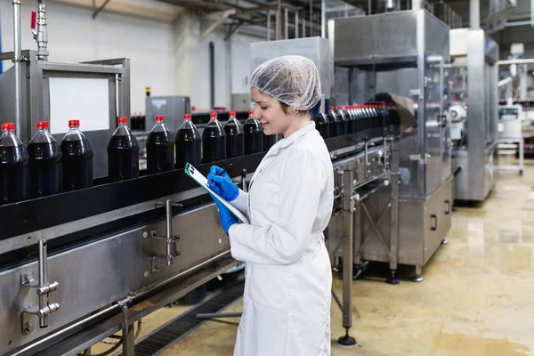 Young Happy Female Worker Bottling Factory Checking Juice Bottles Shipment — Fotografia de Stock