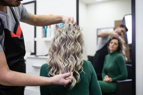 Indah Gaya Rambut Wanita Dewasa Setelah Rambut Sekarat Dan Membuat — Stok Foto