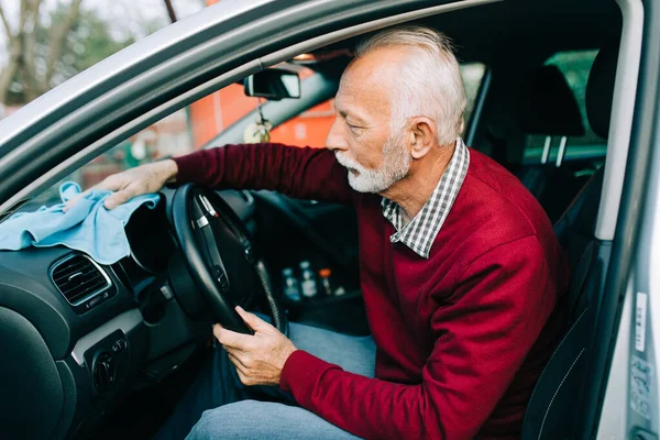 Hombre Mayor Limpiando Coche Con Trapo Coche Detallando Valeting Concepto —  Fotos de Stock