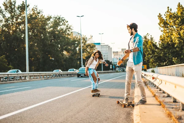 Όμορφο Νεαρό Ζευγάρι Απολαμβάνει Skateboarding Στο Δρόμο Της Πόλης — Φωτογραφία Αρχείου