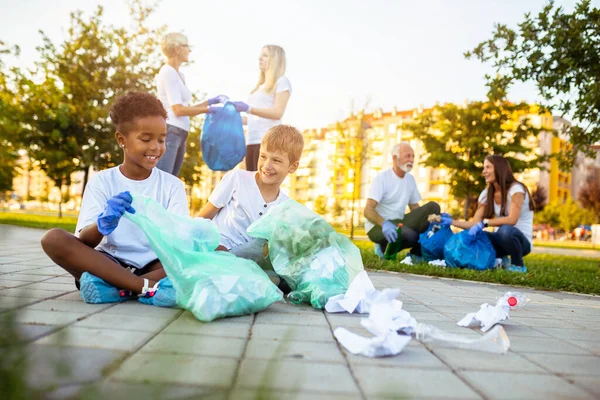 ゴミ袋を持つボランティアが屋外でゴミをきれいにする 生態学の概念 — ストック写真
