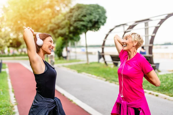 Wanita Dewasa Yang Bahagia Dengan Putrinya Berolahraga Bersama Taman — Stok Foto