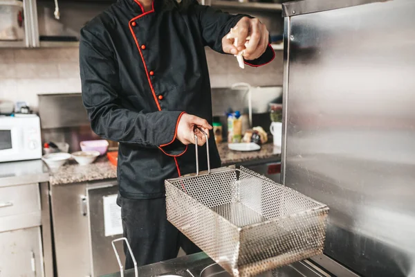 Chef Restoran Dapur Menyiapkan Makanan Penggorengan Dalam — Stok Foto