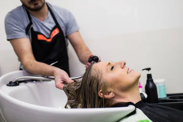 Fryzjer Mycie Włosów Pięknej Dojrzałej Kobiety Salonie Fryzjerskim — Zdjęcie stockowe