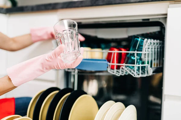 Mooie Vrouw Die Schone Vaat Uit Vaatwasmachine Haalt — Stockfoto