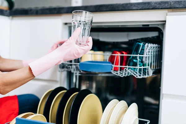 식기세척기에서 접시를 꺼내는 여성의 가까이서 — 스톡 사진