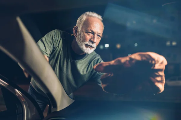 Senior Wäscht Sein Auto Abends Waschanlage — Stockfoto