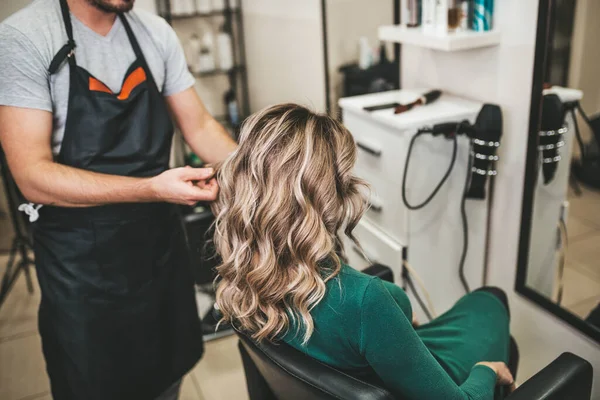 髪を死んでから成熟した女性の美しい髪型やヘアサロンでハイライトを作る — ストック写真