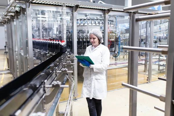 Pekerja Wanita Muda Yang Bahagia Pabrik Pembotolan Memeriksa Botol Jus — Stok Foto