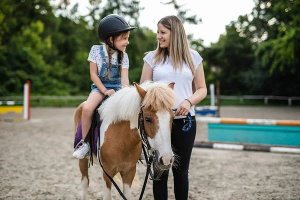 Roztomilé Holčička Její Starší Sestra Těší Pony Koni Venku Ranči — Stock fotografie