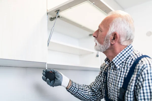 Tukang Yang Bekerja Dapur Renovasi — Stok Foto