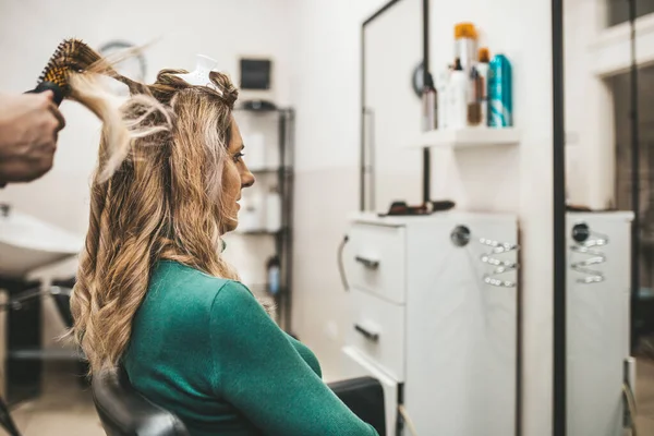 髪を死んでから成熟した女性の美しい髪型やヘアサロンでハイライトを作る — ストック写真