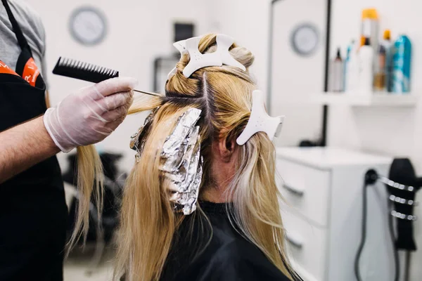 Penata Rambut Mewarnai Rambut Wanita Membuat Sorotan Rambut Untuk Kliennya — Stok Foto