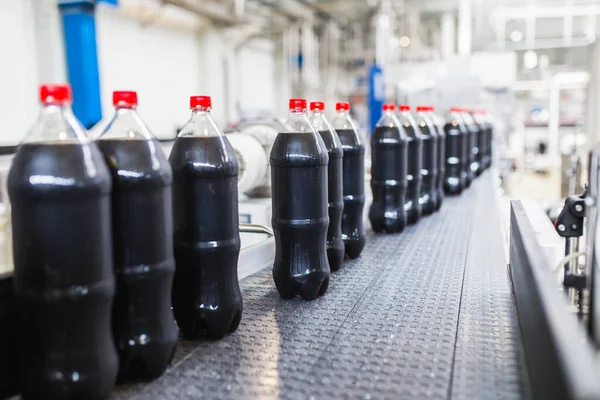 Pabrik Botolan Adalah Saluran Pembotolan Jus Hitam Untuk Pengolahan Dan — Stok Foto