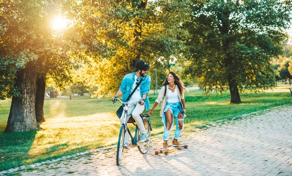 Schönes Junges Paar Genießt Die Natur Und Fahrradfahren Der Stadt — Stockfoto