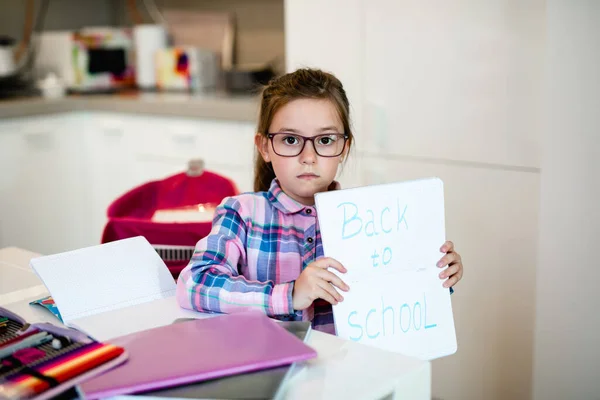 かわいい女の子は学校に戻るのが悲しい — ストック写真