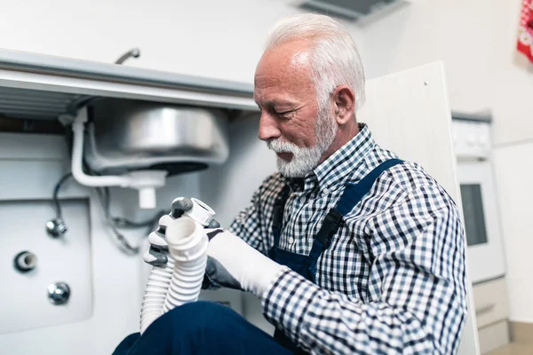 Tukang Ledeng Senior Bekerja Dengan Alat Ledeng Dapur Renovasi — Stok Foto