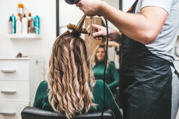 Indah Gaya Rambut Wanita Dewasa Setelah Rambut Sekarat Dan Membuat — Stok Foto