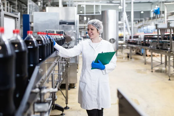 Trabajador Fábrica Uniforme Con Tableta — Foto de Stock