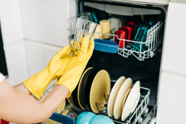 Wanita Cantik Mengambil Piring Bersih Dari Mesin Cuci Piring — Stok Foto