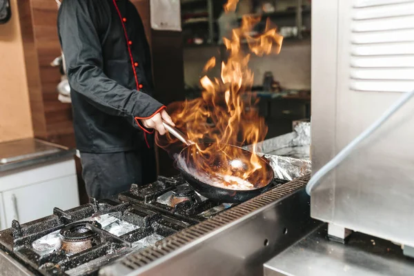 Chef Restoran Dapur Menyiapkan Sayuran Dengan Api — Stok Foto