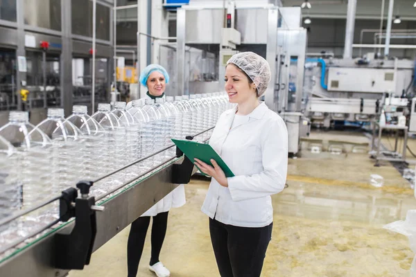 Trabajadoras Fábrica Embotellado Revisando Botellas Agua Antes Del Envío Control — Foto de Stock