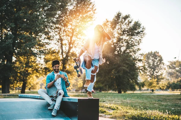 Schönes Junges Paar Genießt Die Natur Und Fotografiert Städtischen Skateboarding — Stockfoto