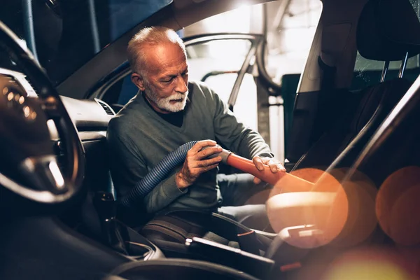 Mobil Dalam Negeri Detail Pria Berjanggut Senior Membersihkan Mobilnya Dengan — Stok Foto