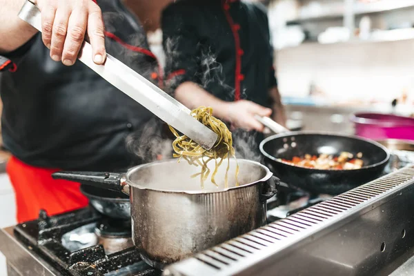 Koki Profesional Restoran Dapur Memasak Tagliatelle Pasta — Stok Foto
