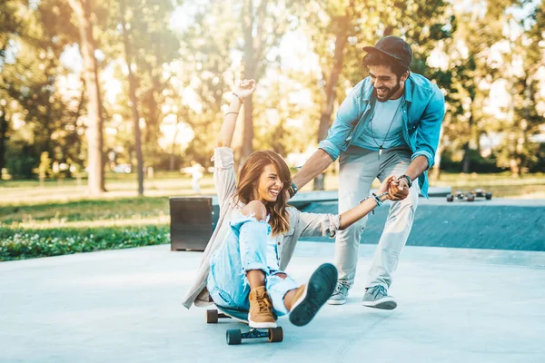 都会のスケートボードパークでアウトドアを楽しむ美しい若いカップル — ストック写真