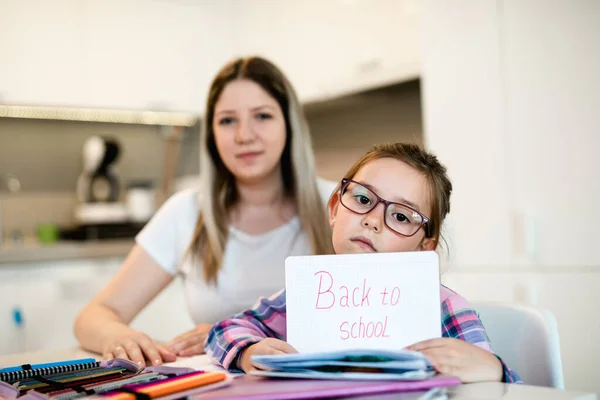 かわいい女の子は学校に戻るのが悲しい — ストック写真