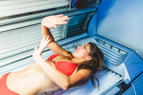 Mooie Aantrekkelijke Jonge Vrouw Looien Solarium Hitteintolerantie — Stockfoto