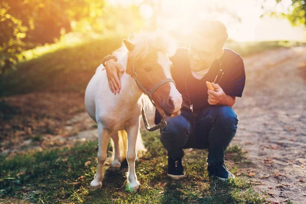 Mladý Atraktivní Muž Veterinář Vyšetření Krmení Rozkošný Malý Poník Kůň — Stock fotografie