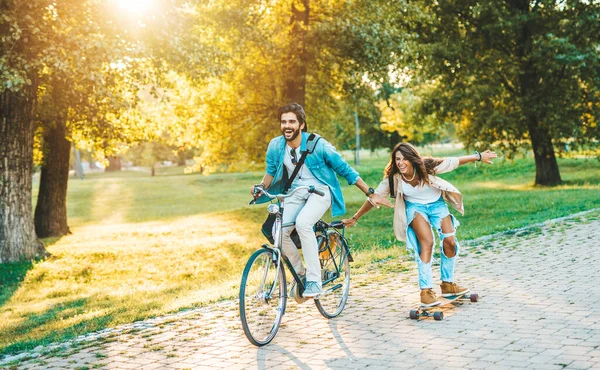 Schönes Junges Paar Genießt Die Natur Und Fahrradfahren Der Stadt — Stockfoto
