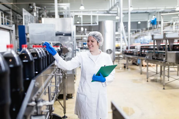 Giovane Operaia Felice Fabbrica Imbottigliamento Controllare Bottiglie Succo Prima Della — Foto Stock