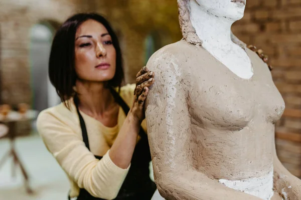 Beautiful Middle Age Woman Professional Sculptor Working Gorgeous Sculpture — Stock Photo, Image