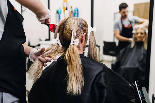 Fryzjer Umiera Włosy Kobiety Podkreśla Włosy Swojego Klienta Folii — Zdjęcie stockowe
