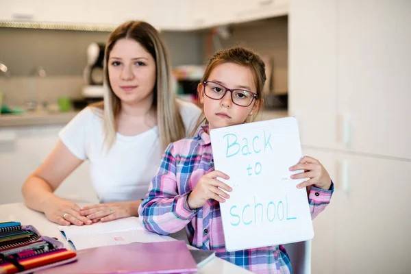 かわいい女の子は学校に戻るのが悲しい — ストック写真