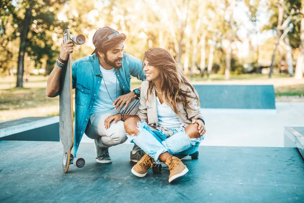 都会のスケートボードパークでアウトドアを楽しむ美しい若いカップル — ストック写真
